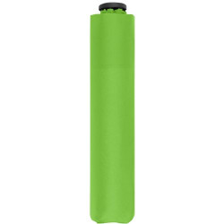 A Doppler Zero 99 zöld női esernyő a márka legkönnyebb kézi nyitású darabja.